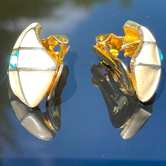 Gold Earring Pair - Picture 6 of 12